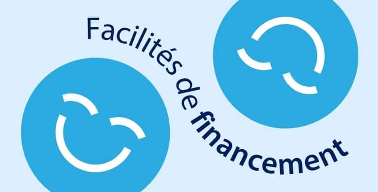 Two blue smiley faces are depicted, one slightly larger than the other. The phrase "Facilités de financement" curves around the images, suggesting financing options. The cheerful 123Dentist Smiley adds a friendly touch to the design.